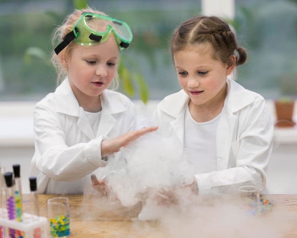 Imagen de ¡Esto Tiene Física! Ciencia En Verano. Ingeniería Sobre Ruedas Y Espuma Gigante: Laboratorio De Movimiento Y Reacciones.